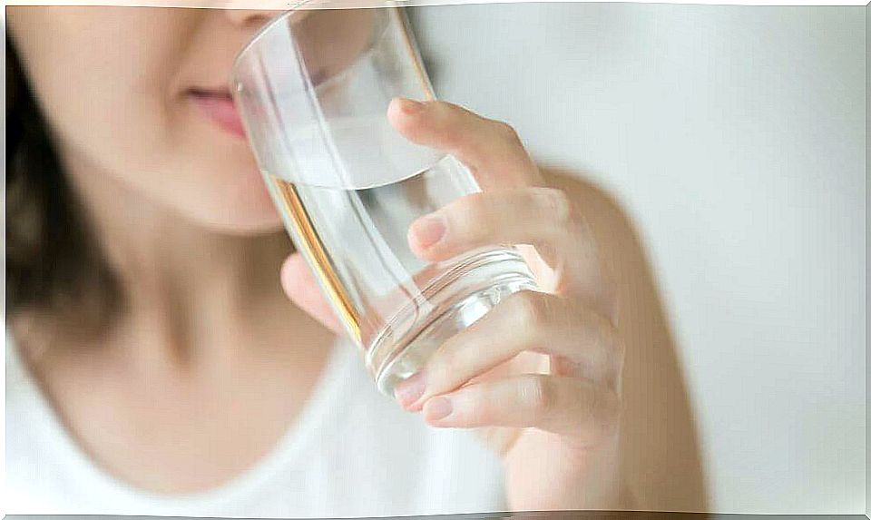 Drinking water on an empty stomach helps to lose weight without dieting