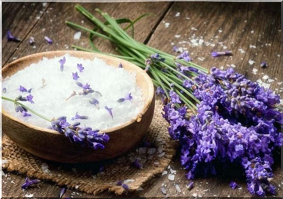 Lavender oil removes bad odors from a mattress