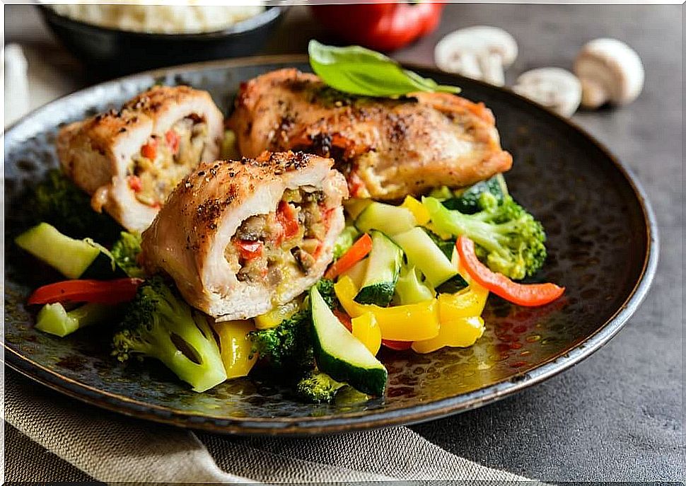 chicken and steamed vegetables with mashed potatoes