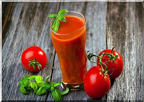 eliminate toxins with this tomato, garlic and turmeric juice