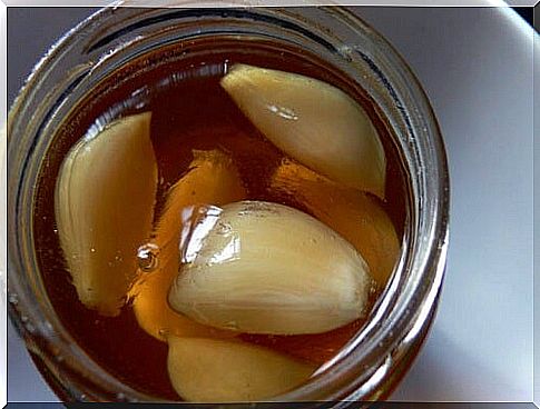 Garlic honey remedy for healthy lungs.