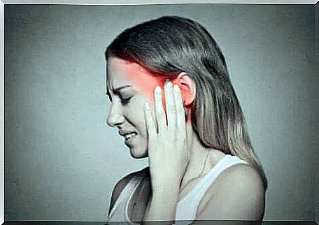 A woman who feels pain in her ear.