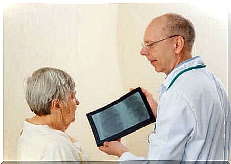 Consultation of an elderly woman for an x-ray of the lungs. 