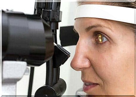 Examination of the eye of a woman who suffers from retinitis pigmentosa.