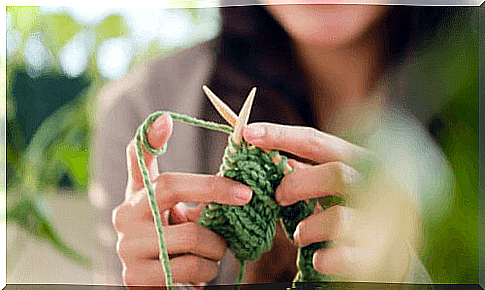 Benefits of knitting, one of the manual activities.